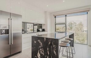 Fridge, microwave, oven, stovetop - La Via Del Mare (Dromana)