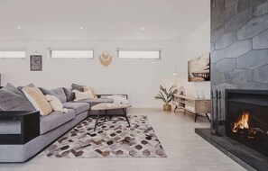 TV, fireplace - La Via Del Mare (Dromana)