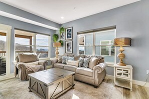 Smart TV, video games - Right By Community Pool_Free Daily Tickets_Private Hot Tub_Backyard w Firepit_Lake View (Branson)