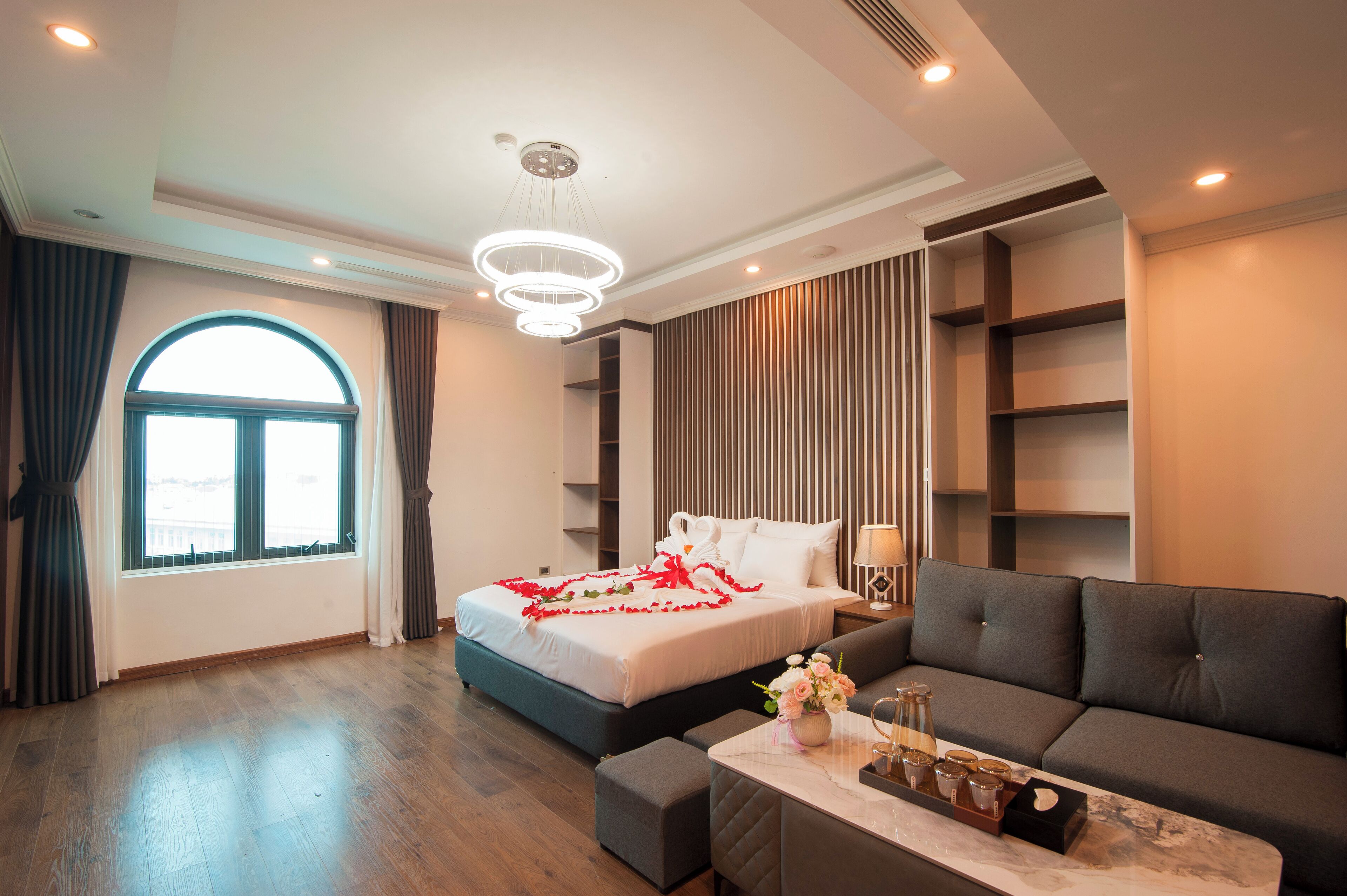 Schreibtisch, laptopgeeigneter Arbeitsplatz, schallisolierte Zimmer