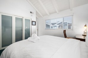 4 bedrooms, iron/ironing board, free WiFi, bed sheets - Oceanfront Retreat with Views (Newport Beach)