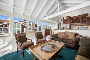 TV - Oceanfront Retreat with Views (Newport Beach)