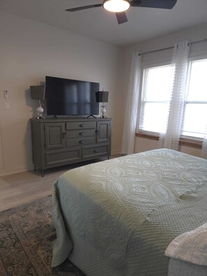2 bedrooms, iron/ironing board, WiFi, bed sheets - Twin Nest Duplex (Irving)