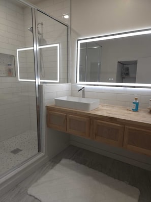 Douche, séchoir à cheveux, serviettes fournies, savon