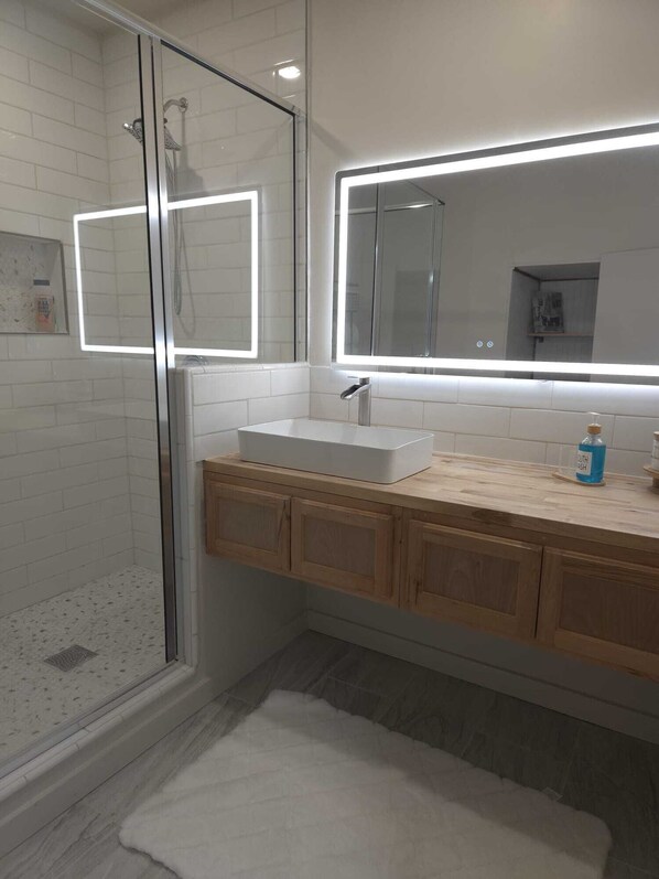 Ducha, secador de pelo, toallas y jabón