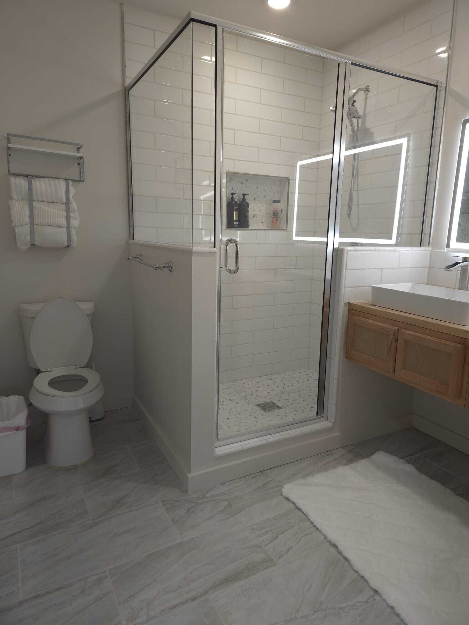 Ducha, secador de pelo, toallas y jabón