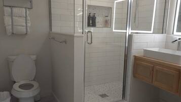 Ducha, secador de pelo, toallas y jabón