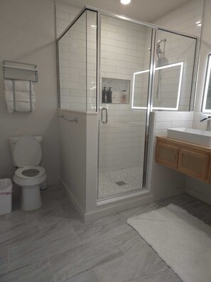 Ducha, secador de pelo, toallas y jabón