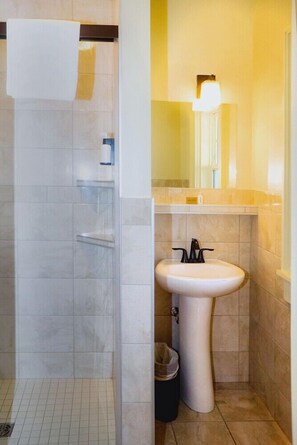 Bathroom - Prince of Wales Inn (Waterton Park)