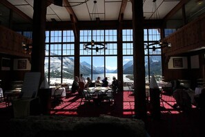 Dining - Prince of Wales Inn (Waterton Park)