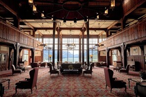 Lobby - Prince of Wales Inn (Waterton Park)