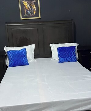 Tabla de planchar con plancha, internet y ropa de cama 