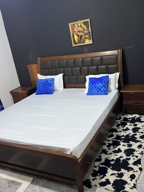 Tabla de planchar con plancha, internet y ropa de cama 