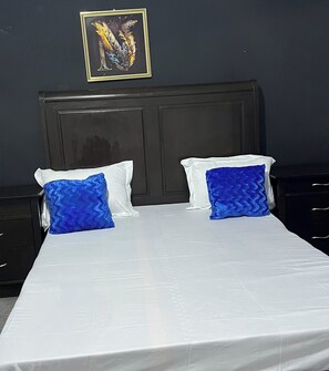 Tabla de planchar con plancha, internet y ropa de cama 