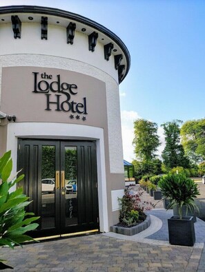 Exterior detail - Lodge Hotel (Coleraine)
