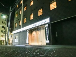 Exterior detail - Hotel Livemax Takadanobaba Ekimae (Tokyo)