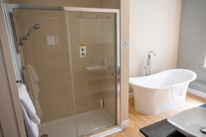 A modern bathroom with a glass-enclosed shower, a freestanding bathtub, and a sink. - Cedars Lodge INN (Barnstaple)