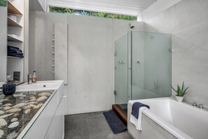Hair dryer, towels, soap, shampoo - Serene Hillside Loft Oasis with Scenic Terrace (Los Angeles)