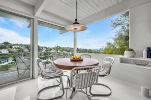 Luokittelematon kuva, 3 kautta 35, painike