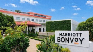 Une enseigne Marriott Bonvoy avec un bâtiment moderne en arrière-plan.