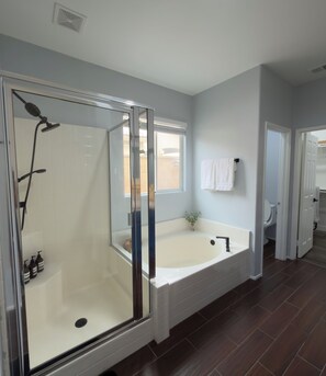 Hair dryer, towels, soap, toilet paper - Luxury Desert Retreat with climatized Pool & Hot Tub Included & Mountain Views. (Coachella)