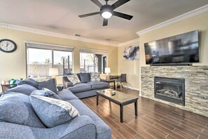 Smart TV, fireplace - Luxury Desert Retreat with climatized Pool & Hot Tub Included & Mountain Views. (Coachella)
