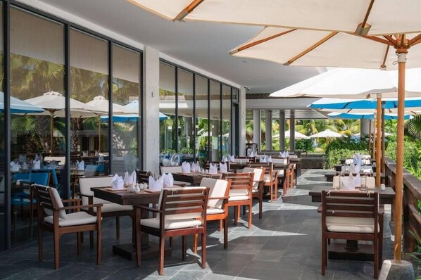 Outdoor dining - Alibu Resort (Nha Trang)