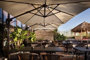 تناول الطعام بالخارج