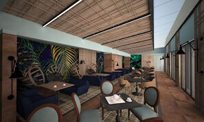 Un intérieur moderne avec des canapés bleus, des tables en bois et un plafond orné de poutres apparentes et doté d’un éclairage soigné.