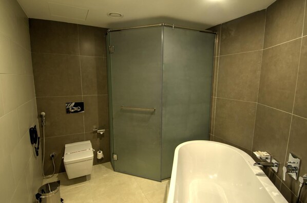 A bathroom with a shower, toilet, and bathtub. - Ramee Dream Resort Seeb (Seeb)