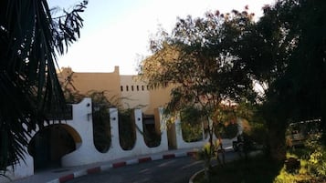 المنطقة المحيطة بالمنشأة