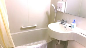 Baño con lavamanos blanco, ducha de mano, dispensador de jabón y perchero.