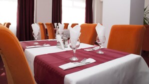 A dining area with a table set for six, including wine glasses, cutlery, and napkins. - Otopeni (Otopeni)