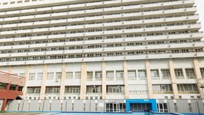A multi-story hotel building with a swimming pool in front. - Hotel Mures (Sânmartin)
