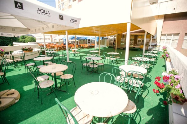 Outdoor dining - Hotel Mures (Sânmartin)