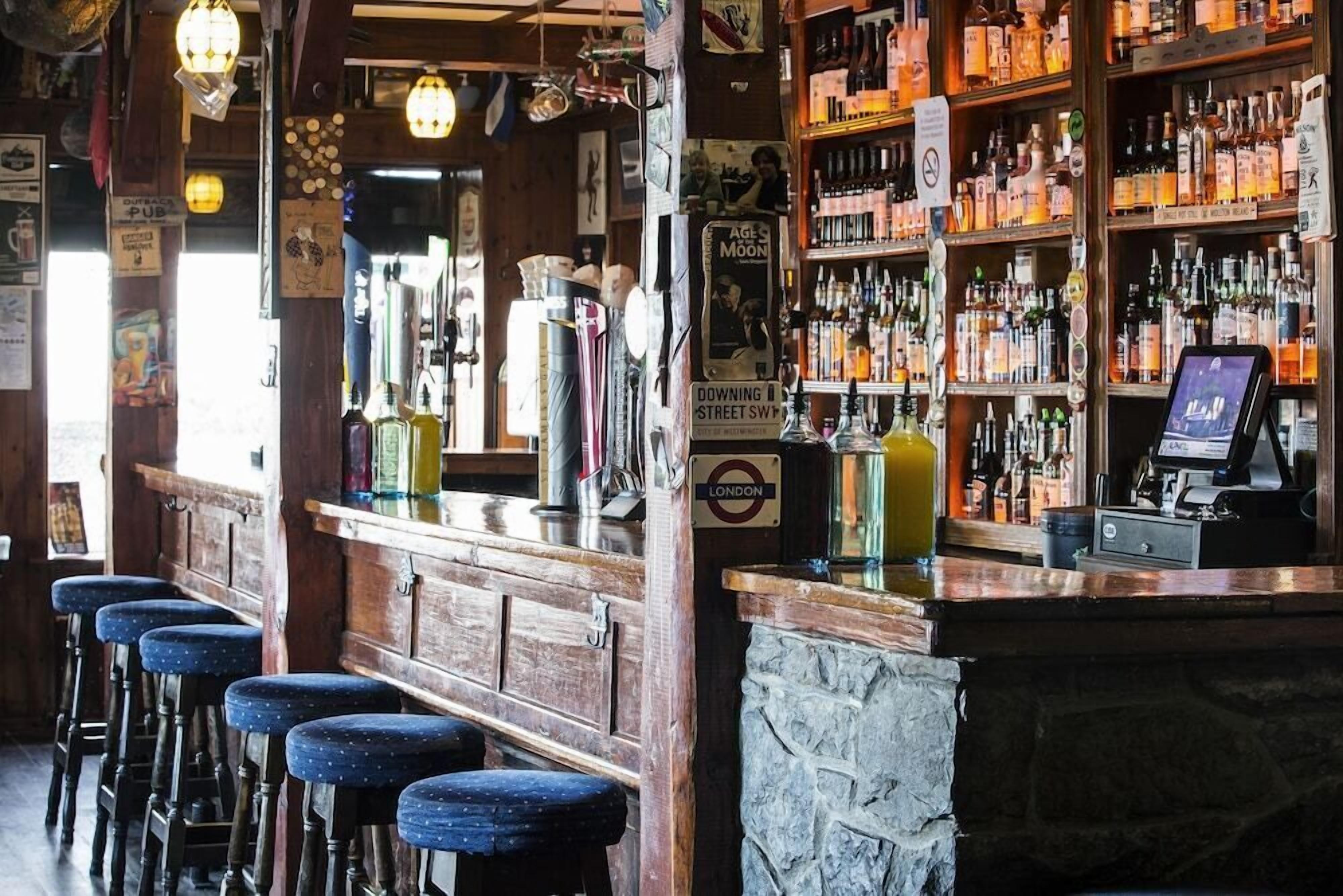 Bar (trong khuôn viên)