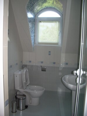 A bathroom with a toilet, bidet, and sink. - Hotel Avis (Sandanski)