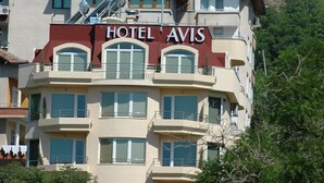 A multi-story hotel with a prominent sign reading "HOTEL AVIS". - Hotel Avis (Sandanski)