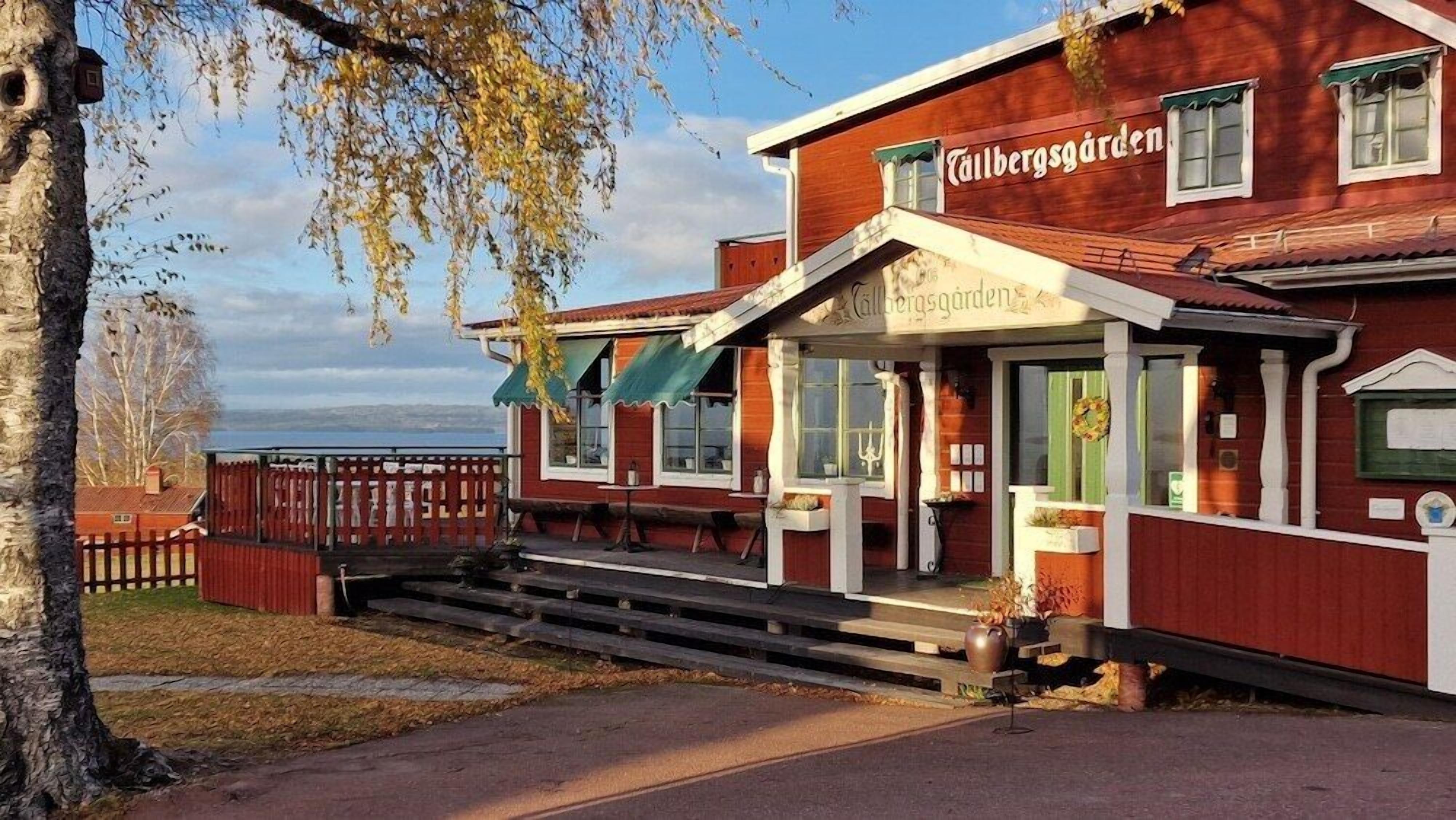 A red building with a sign reading "Tällbergsgarden".