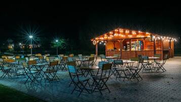 تناول الطعام بالخارج