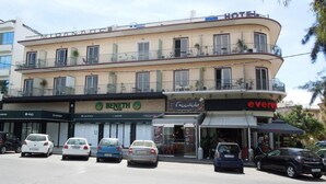 A hotel with a cafe, bakery, and restaurant on the ground floor. - Miramare (Naousa)