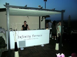 Un espacio al aire libre techado para eventos, con un letrero que dice