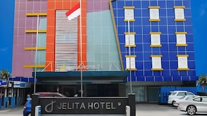 Een hotel met een modern design, met een opvallend bord waarop 'JELITA HOTEL' staat.