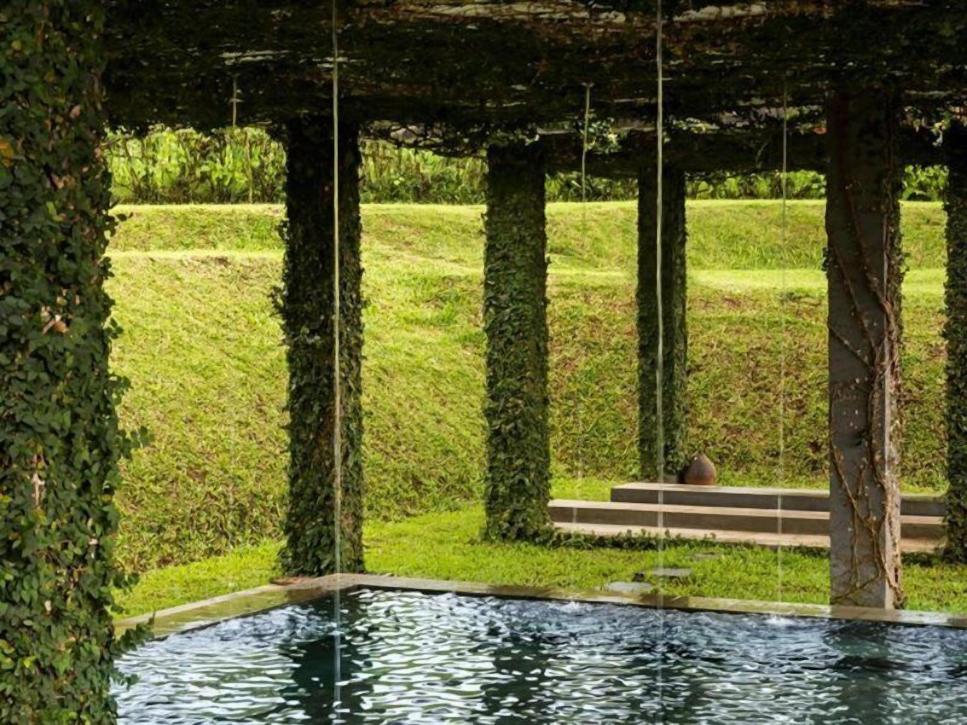 สระว่ายน้ำกลางแจ้ง