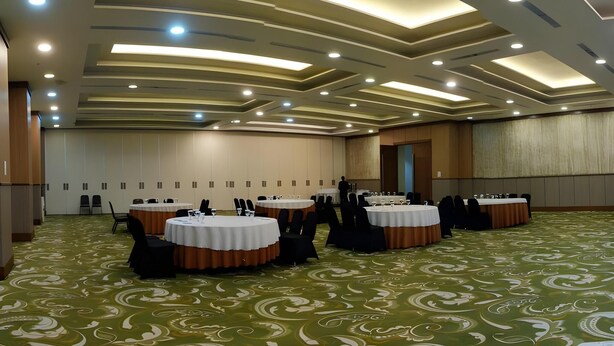 A conference room with round tables, chairs, and a patterned carpet. - Five Premiere Hotel (Samarinda)