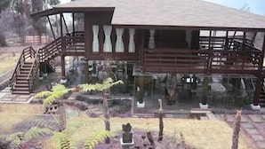 Ein Holzhaus mit überdachter Veranda und einer dazu gehörigen Treppe.