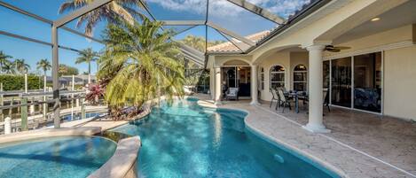 Alberca al aire libre y alberca climatizada