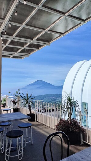 Outdoor dining - Susan Spa & Resort (Bandungan)
