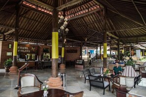 Outdoor dining - Royal Trawas Hotel & Cottages (Trawas)