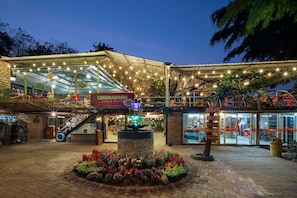 Exterior - Royal Caravan Hotel and Outbond (Trawas)